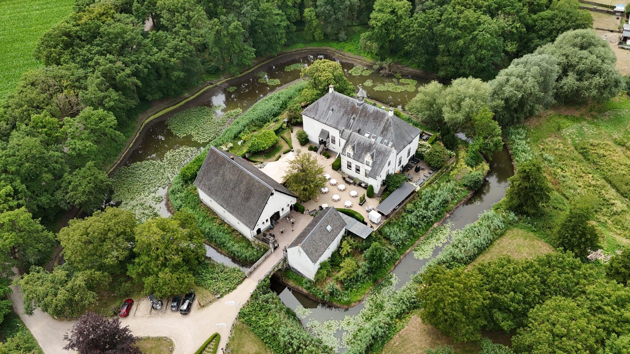 Slot Doddendael van bovenaf, omringd door de gracht